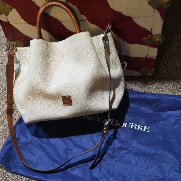 Dooney & Bourke Handbags - Dooney & Bourke Large Barlow Bag